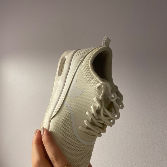 white nike thea - Picture 1 of 2